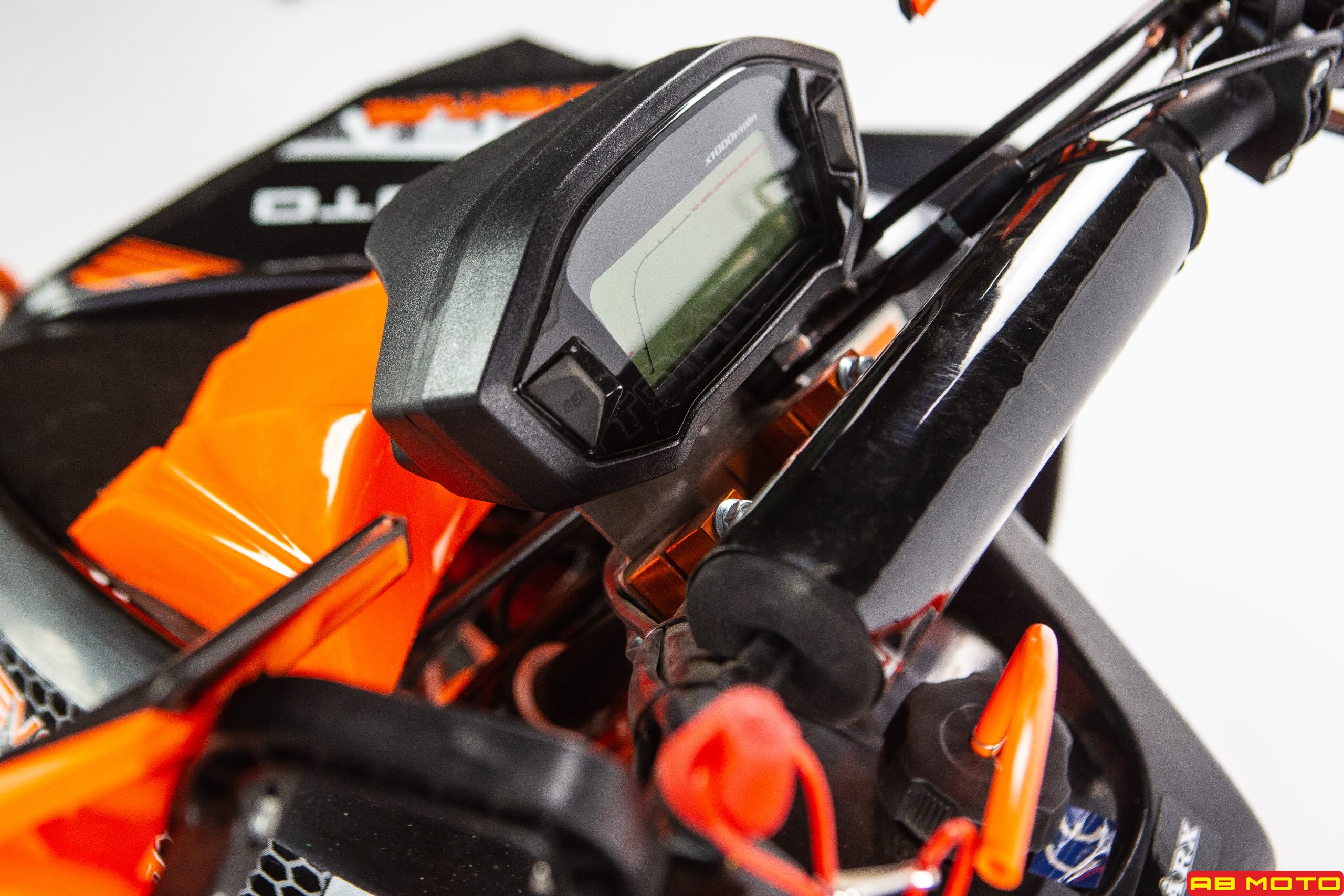 ATV 125 X R8 Melns ar oranžu - Image 7